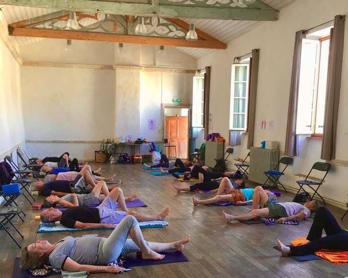 Gym douce pour tous pendant un cours d'été