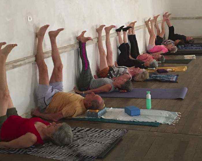 Gym douce pour tous lors d''un cours d'été